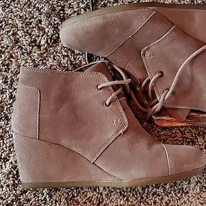 Tom's suede wedge heel